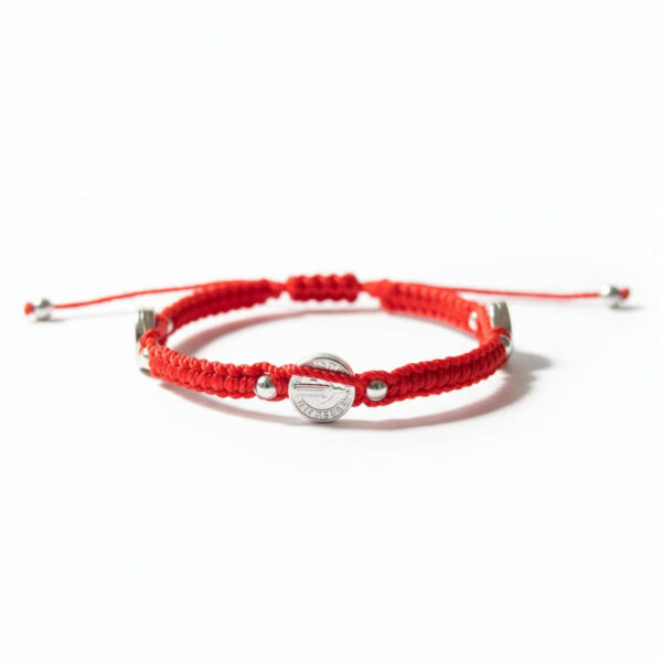 Pulsera de hilo rojo con tres medallas de San Benito