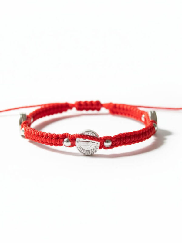 Pulsera de hilo rojo con tres medallas de San Benito