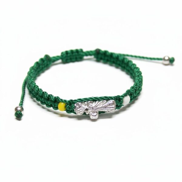 Pulsera de hilo verde con dije de San Judas Tadeo