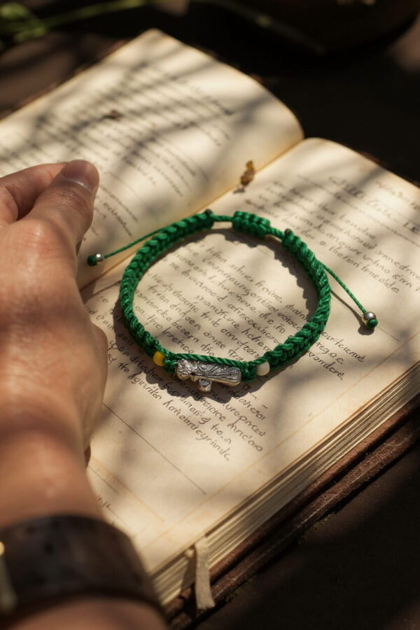 Pulsera de hilo verde con dije de San Judas Tadeo