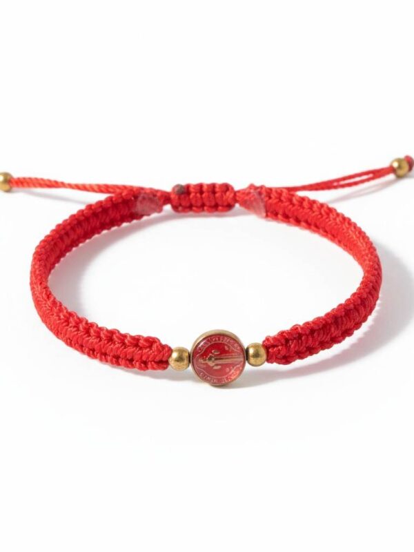 Pulsera de hilo rojo con medalla de San Benito (encapsulada)