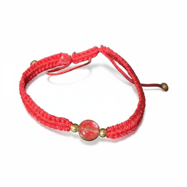 Pulsera de hilo rojo con medalla de San Benito (encapsulada)
