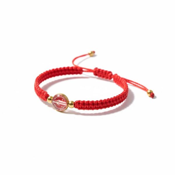 Pulsera de hilo rojo con medalla de San Benito (encapsulada)