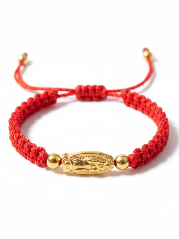 Pulsera de hilo rojo con medalla de la Virgen de Guadalupe