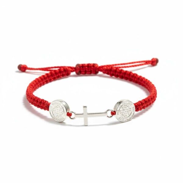Pulsera de hilo rojo con doble San Benito y cruz