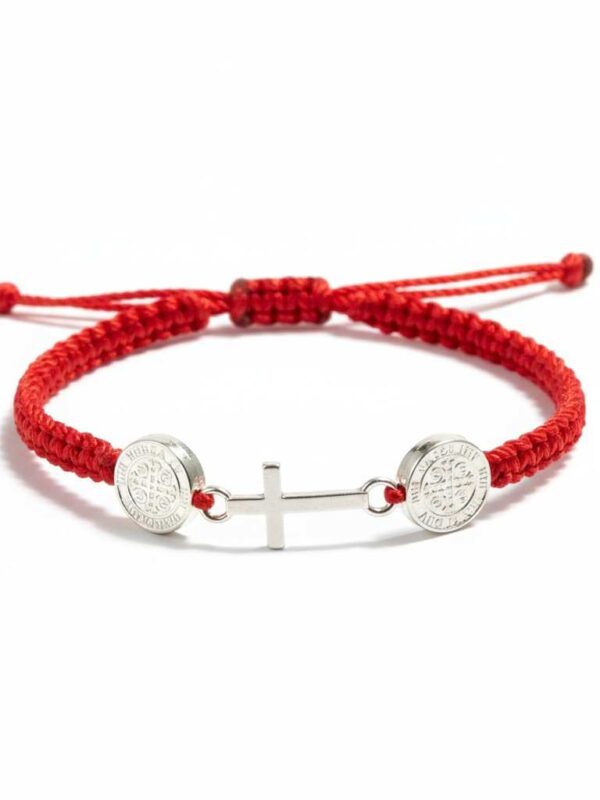 Pulsera de hilo rojo con doble San Benito y cruz