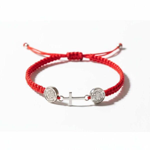 Pulsera de hilo rojo con doble San Benito y cruz