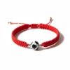 Pulsera de hilo rojo con dije de balón de fútbol