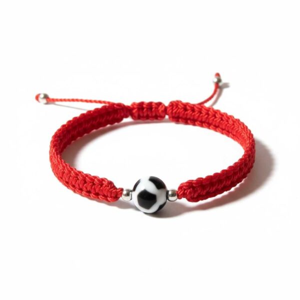 Pulsera de hilo rojo con dije de balón de fútbol
