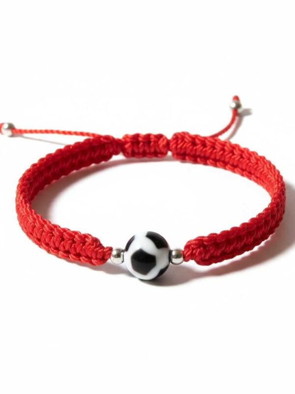Pulsera de hilo rojo con dije de balón de fútbol