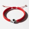 Pulsera de hilo rojo con dije de balón de fútbol