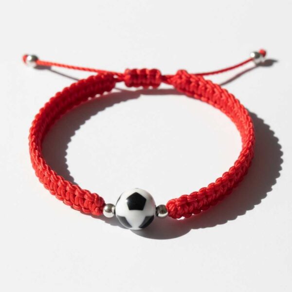 Pulsera de hilo rojo con dije de balón de fútbol