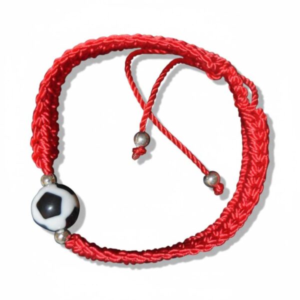 Pulsera de hilo rojo con dije de balón de fútbol