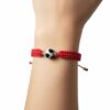 Pulsera de hilo rojo con dije de balón de fútbol