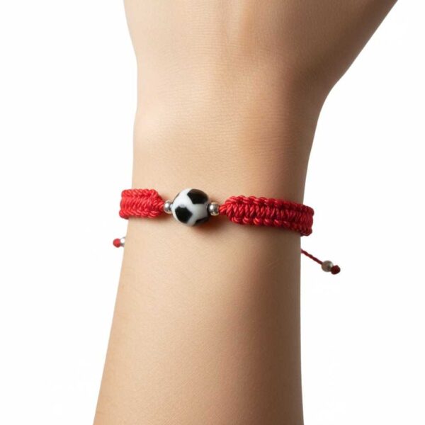 Pulsera de hilo rojo con dije de balón de fútbol