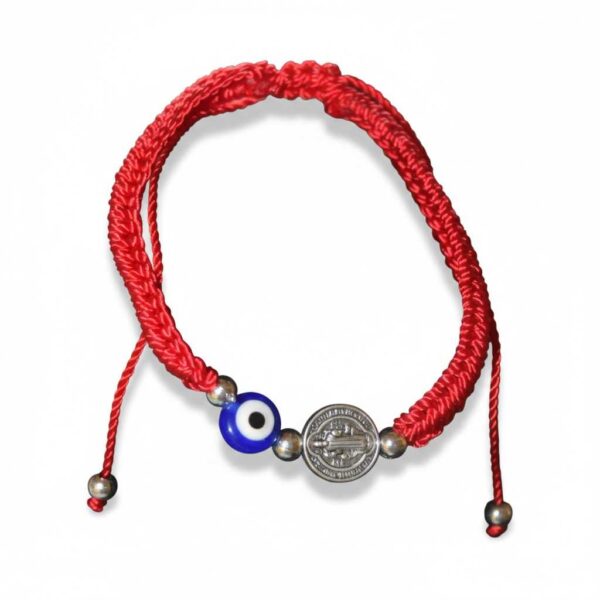 Pulsera de hilo rojo con San Benito y ojo turco (dijes al centro)