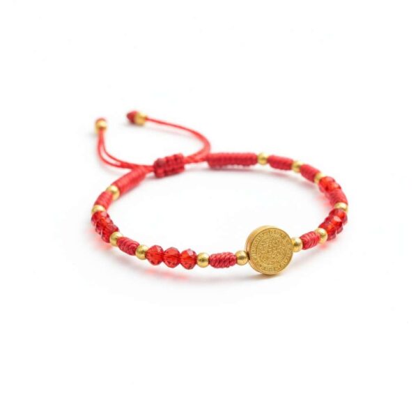Pulsera de hilo rojo con medalla de San Benito (diseño con cuentas tipo cristal)