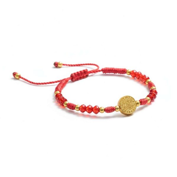 Pulsera de hilo rojo con medalla de San Benito (diseño con cuentas tipo cristal)