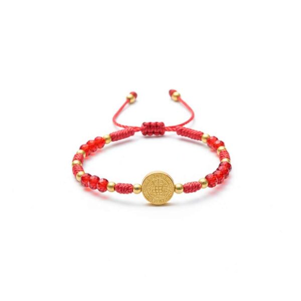 Pulsera de hilo rojo con medalla de San Benito (diseño con cuentas tipo cristal)