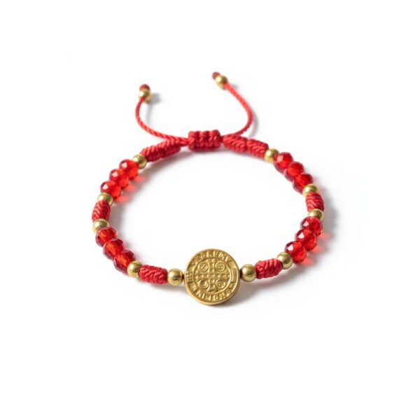 Pulsera de hilo rojo con medalla de San Benito (diseño con cuentas tipo cristal)