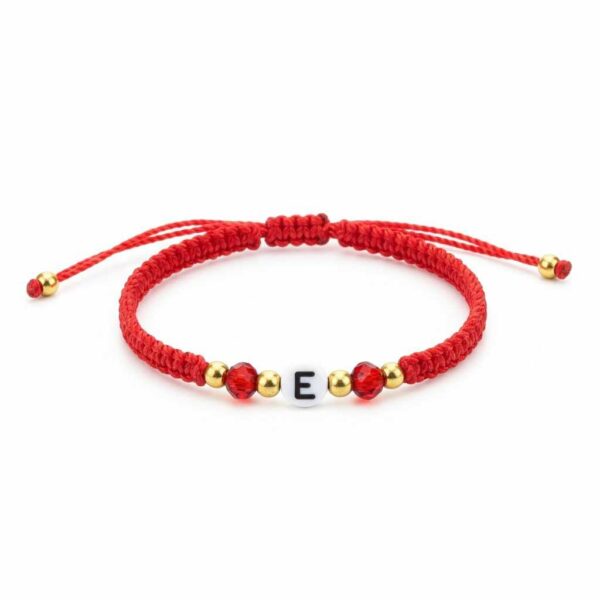 Pulsera de hilo rojo personalizada con letra inicial