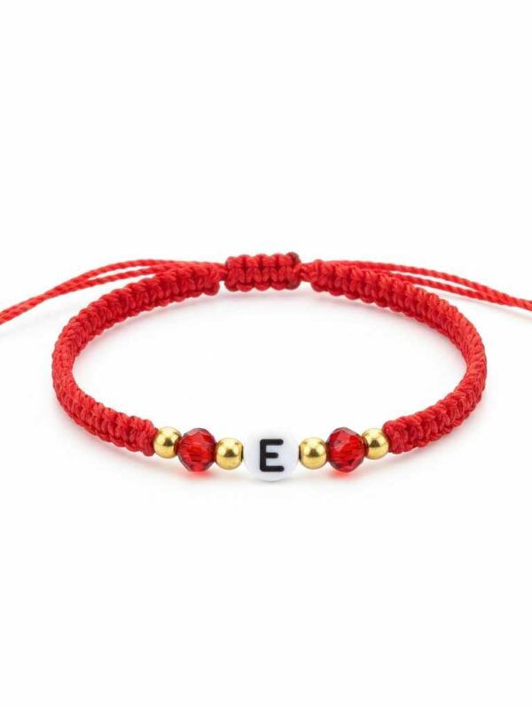 Pulsera de hilo rojo personalizada con letra inicial