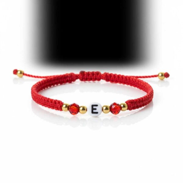 Pulsera de hilo rojo personalizada con letra inicial