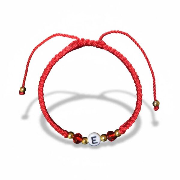 Pulsera de hilo rojo personalizada con letra inicial