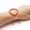 Pulsera de hilo rojo con San Benito y ojo turco (diseño centrado)