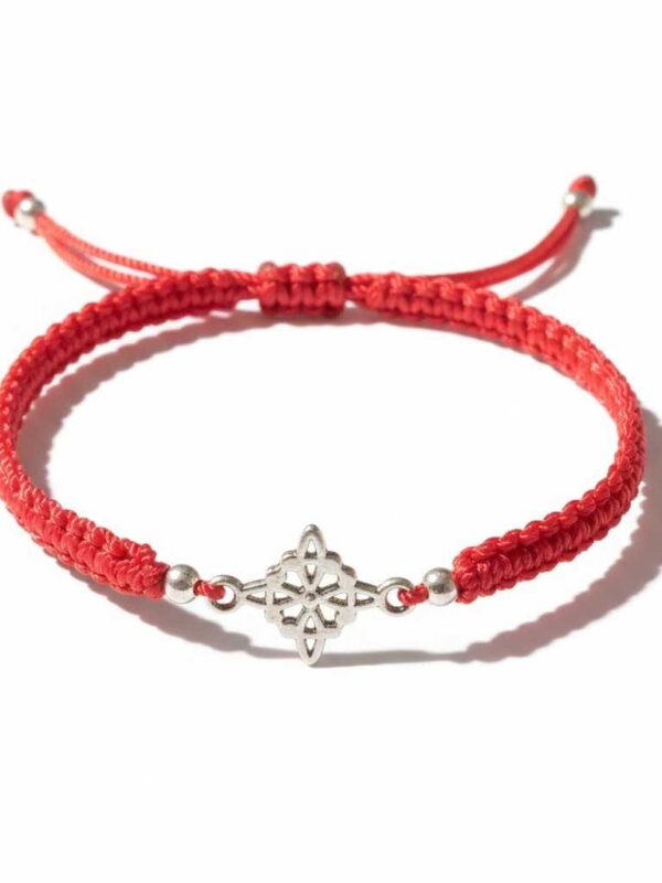 Pulsera de hilo rojo con dije de nudo celta de protección