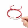 Pulsera de hilo rojo con dije de nudo celta de protección