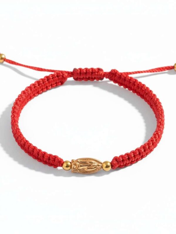 Pulsera de hilo rojo con medalla de la Virgen de Guadalupe