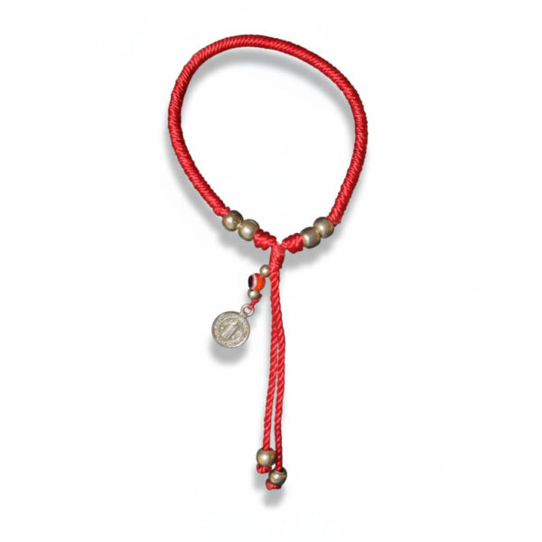 Pulsera de hilo rojo con dije de San Benito y ojo turco (diseño integrado)