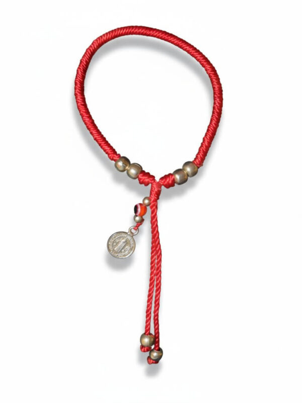 Pulsera de hilo rojo con dije de San Benito y ojo turco (diseño integrado)