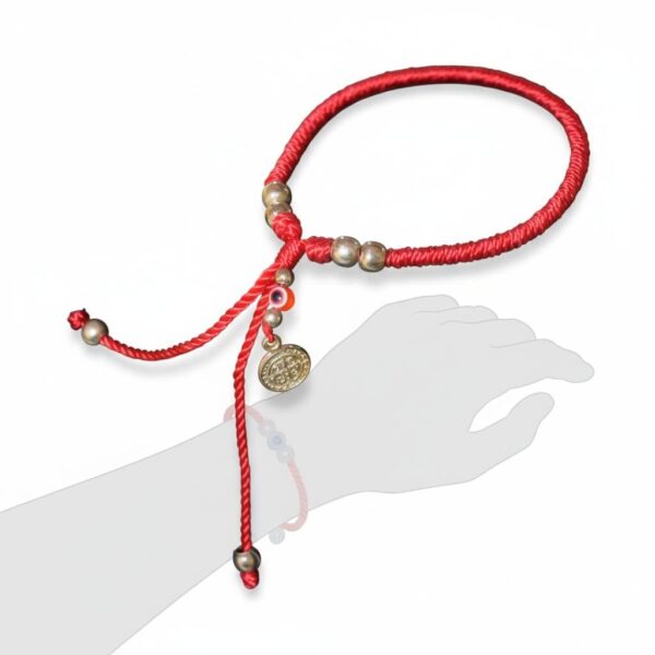 Pulsera de hilo rojo con dije de San Benito y ojo turco (diseño integrado)