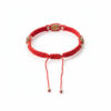 Pulsera de hilo rojo con tres medallas de San Benito