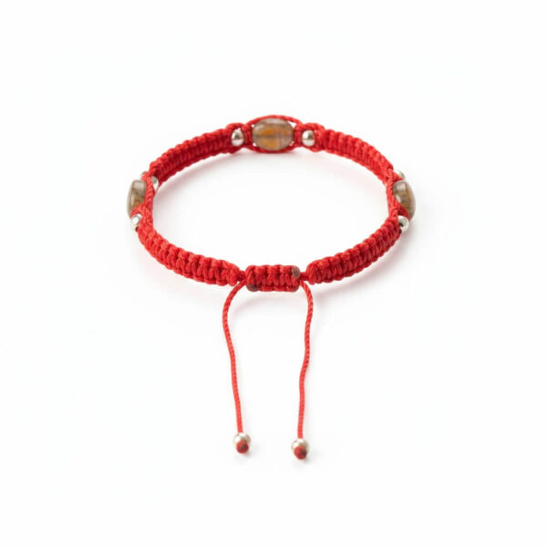 Pulsera de hilo rojo con tres medallas de San Benito