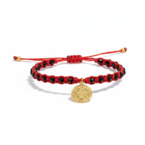 Pulsera tejida: Elegancia, brillo y la medalla de San Benito