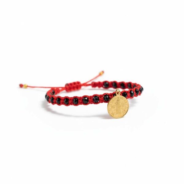 Pulsera tejida: Elegancia, brillo y la medalla de San Benito