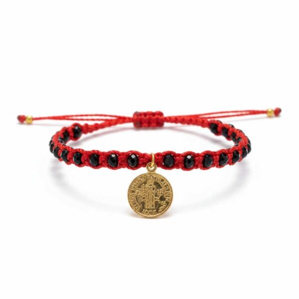 Pulsera tejida: Elegancia, brillo y la medalla de San Benito