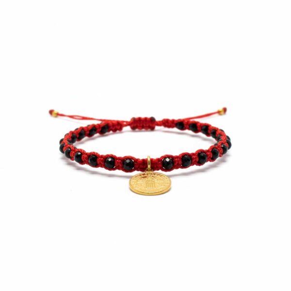 Pulsera tejida: Elegancia, brillo y la medalla de San Benito