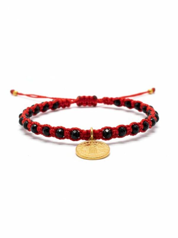 Pulsera tejida: Elegancia, brillo y la medalla de San Benito