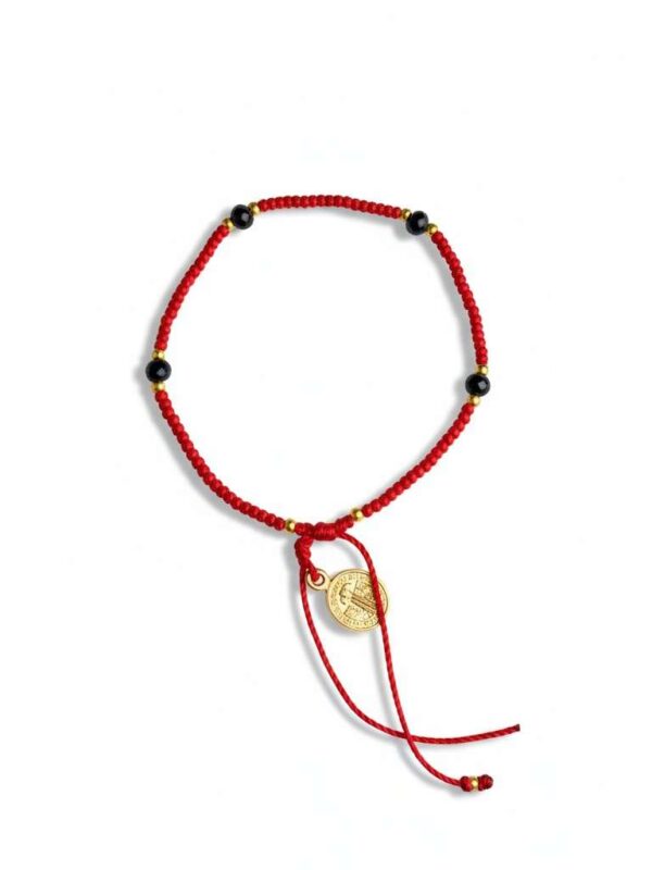 Pulsera de chaquira y San Benito: Fuerza, protección y elegancia con brillo