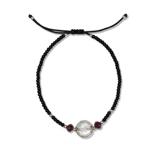 Pulsera de chaquira negra y San Benito: Poder, elegancia y blindaje absoluto