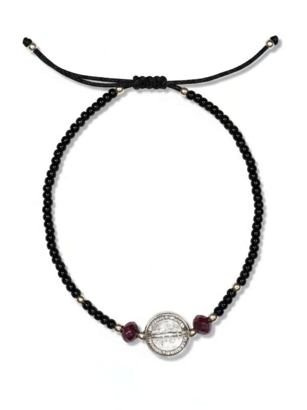 Pulsera de chaquira negra y San Benito: Poder, elegancia y blindaje absoluto