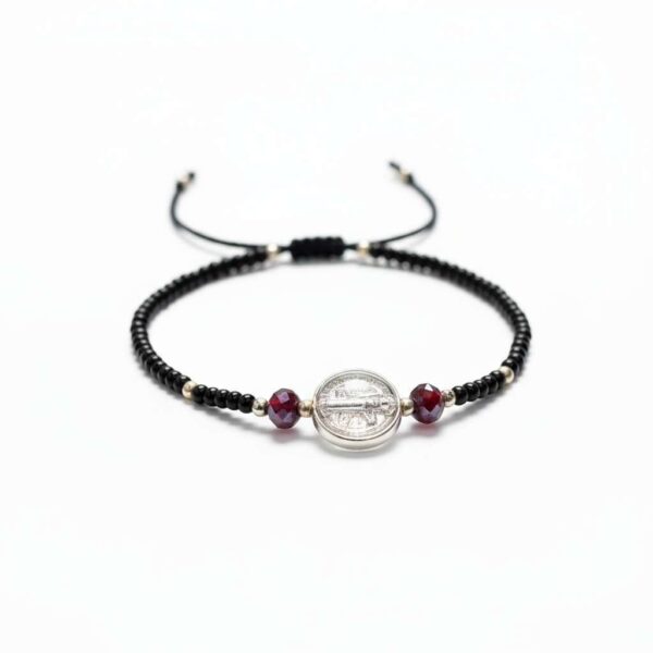 Pulsera de chaquira negra y San Benito: Poder, elegancia y blindaje absoluto