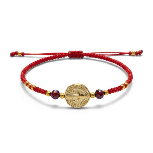 Pulsera de chaquira roja y San Benito: Fuerza, suerte y protección divina