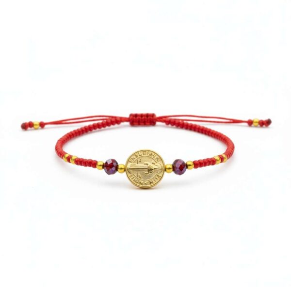 Pulsera de chaquira roja y San Benito: Fuerza, suerte y protección divina