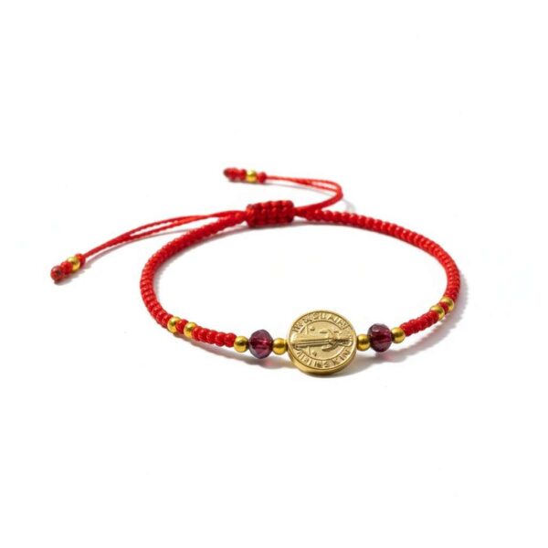 Pulsera de chaquira roja y San Benito: Fuerza, suerte y protección divina