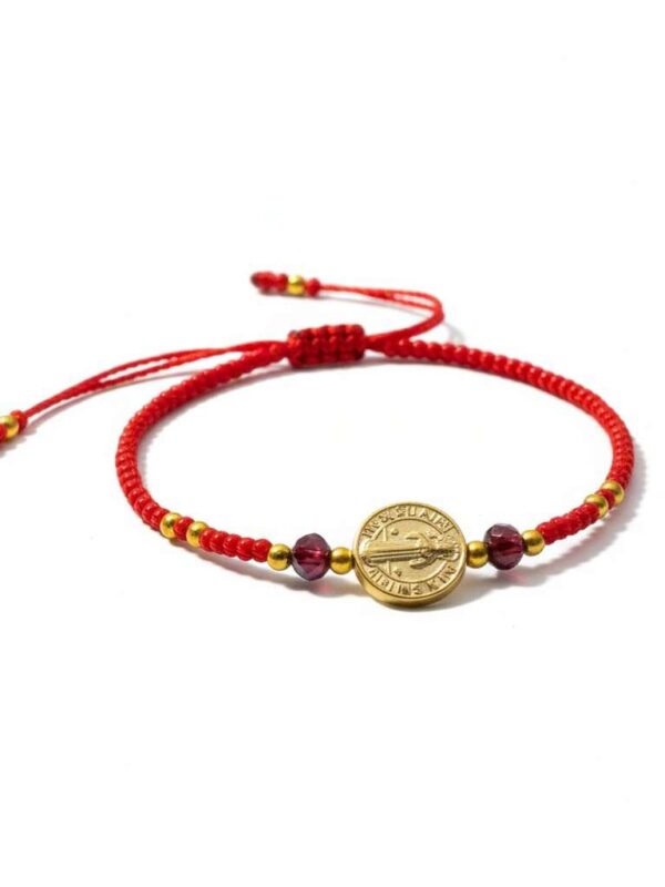 Pulsera de chaquira roja y San Benito: Fuerza, suerte y protección divina
